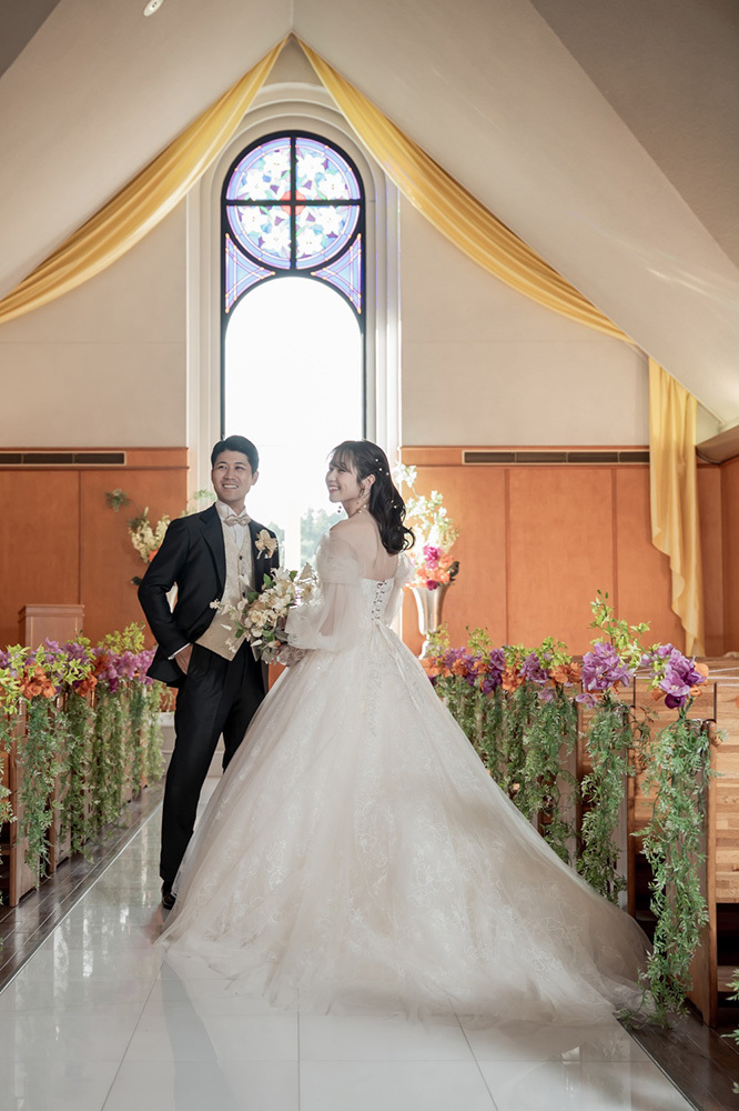 静岡フォトウエディングのフィーノスタイルで撮影したチャペルの新郎新婦のおしゃれなウエディングフォト