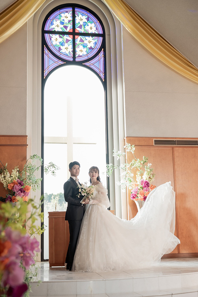 静岡フォトウエディングのフィーノスタイルで撮影したチャペルの新郎新婦のおしゃれなウエディングフォト