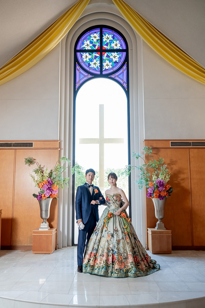 静岡フォトウエディングのフィーノスタイルで撮影したチャペルの新郎新婦のおしゃれなウエディングフォト