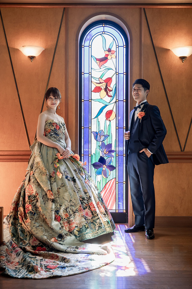 静岡フォトウエディングのフィーノスタイルで撮影したチャペルの新郎新婦のおしゃれなウエディングフォト