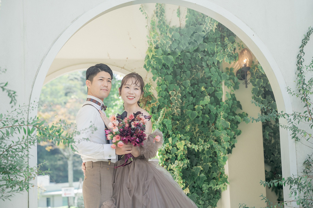 静岡フォトウエディングのフィーノスタイルで撮影したチャペルの新郎新婦のおしゃれなウエディングフォト