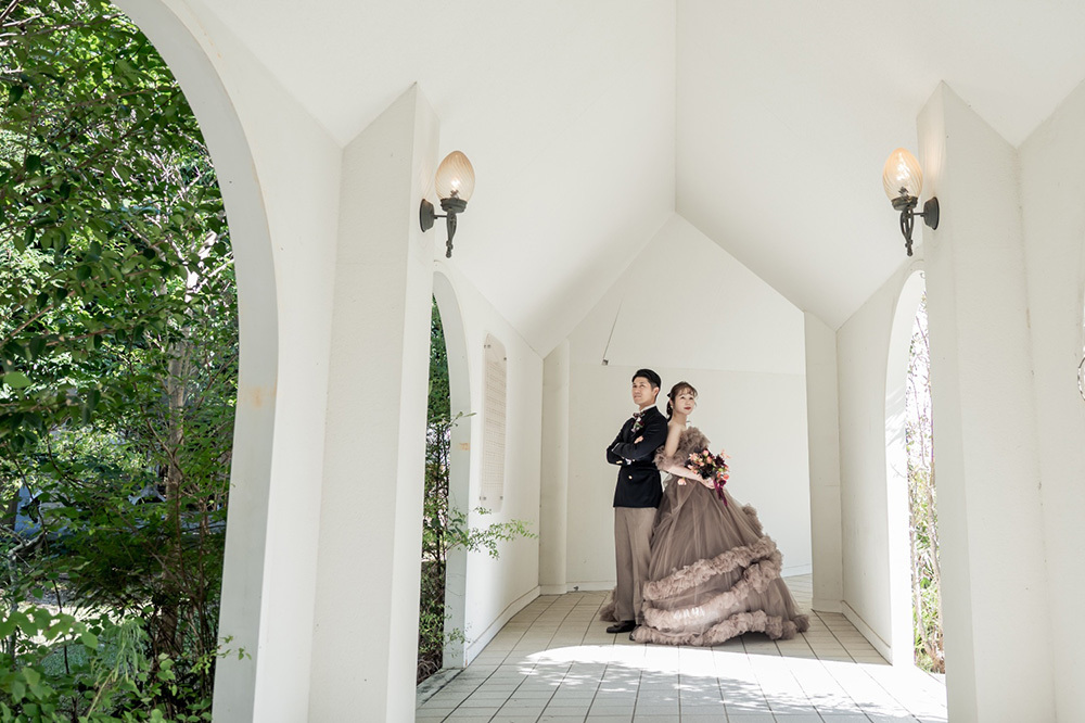 静岡フォトウエディングのフィーノスタイルで撮影したチャペルの新郎新婦のおしゃれなウエディングフォト