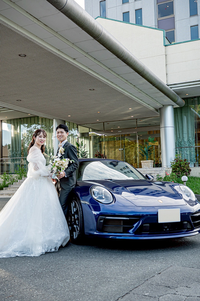 静岡フォトウエディングのフィーノスタイルで撮影した愛車と一緒の新郎新婦