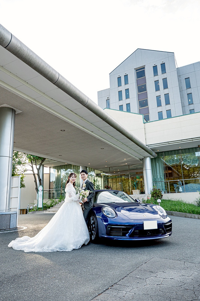 静岡フォトウエディングのフィーノスタイルで撮影した愛車と一緒の新郎新婦