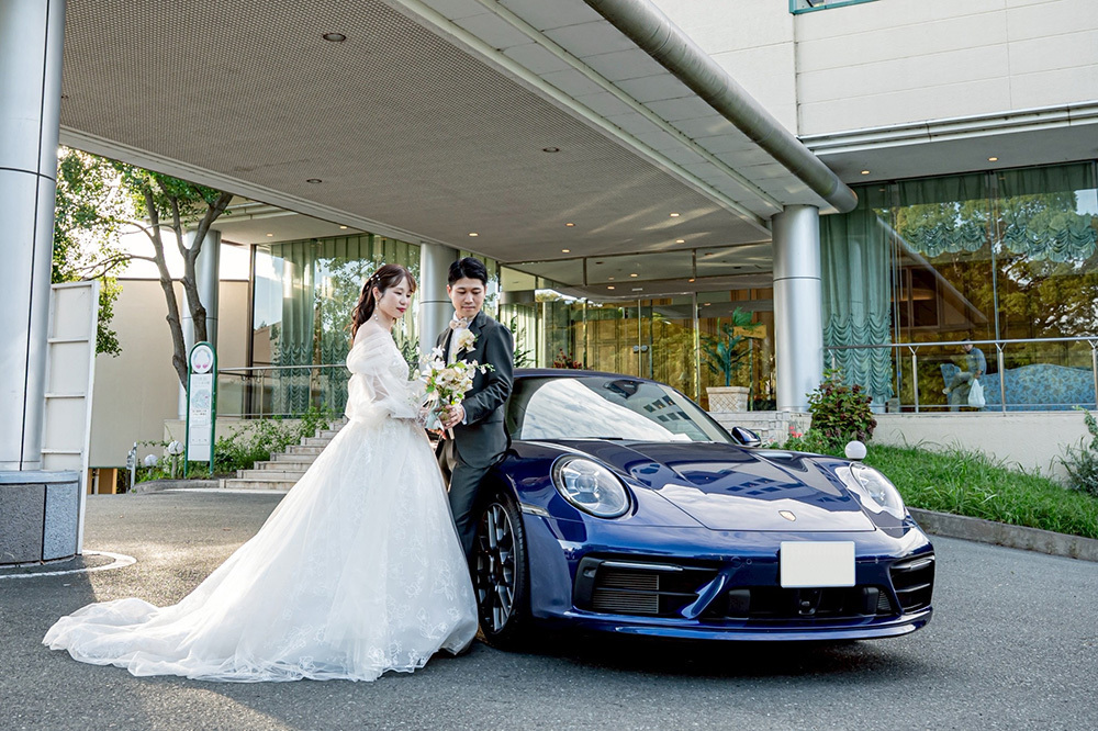 静岡フォトウエディングのフィーノスタイルで撮影した愛車と一緒の新郎新婦