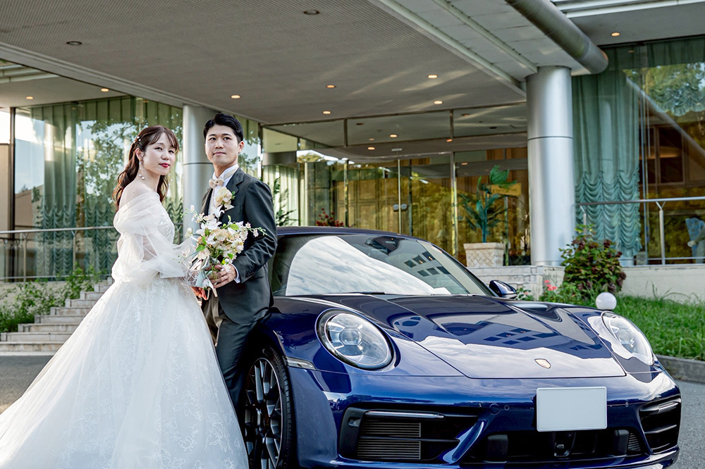 静岡フォトウエディングのフィーノスタイルで撮影した愛車と一緒の新郎新婦