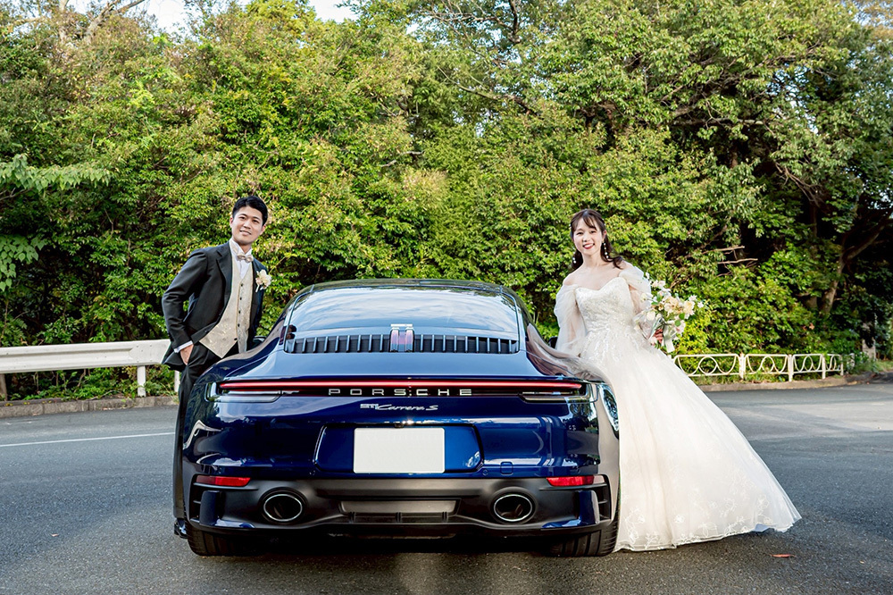 静岡フォトウエディングのフィーノスタイルで撮影した愛車と一緒の新郎新婦