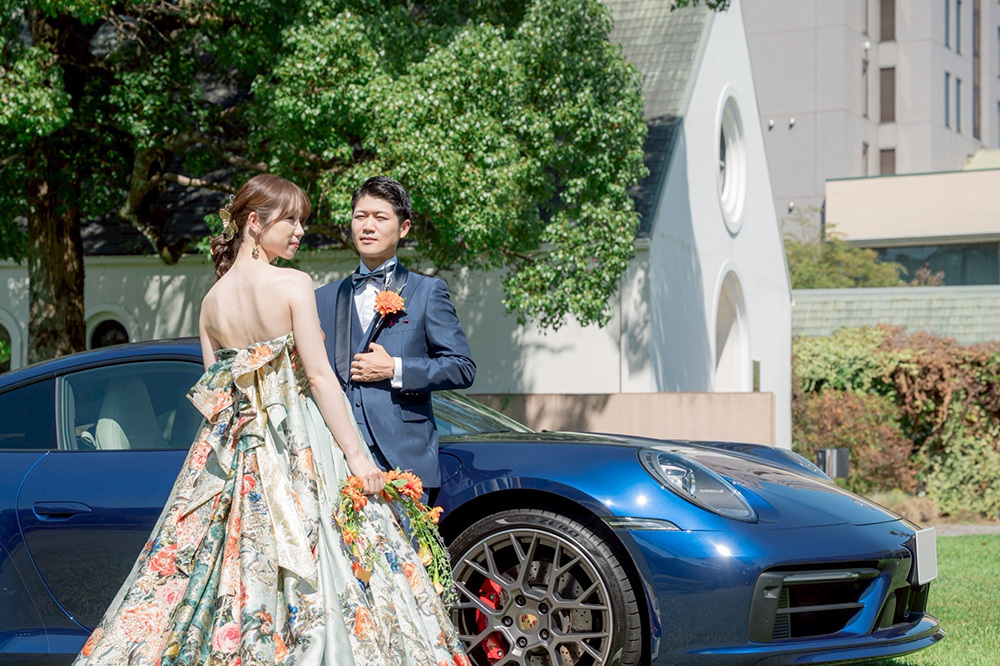 静岡フォトウエディングのフィーノスタイルで撮影した愛車と一緒の新郎新婦