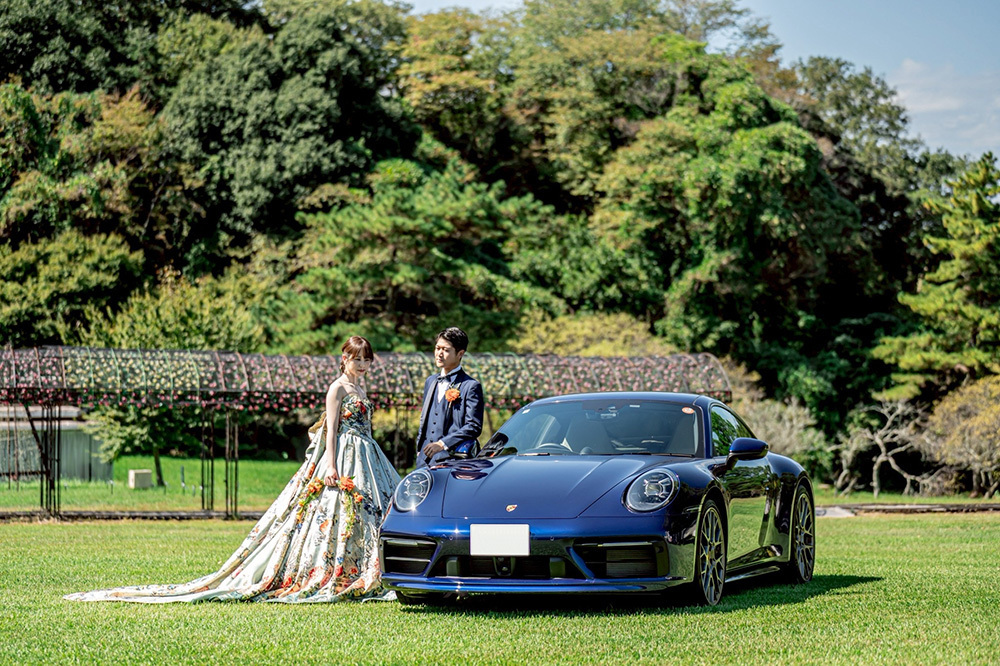 静岡フォトウエディングのフィーノスタイルで撮影した愛車と一緒の新郎新婦