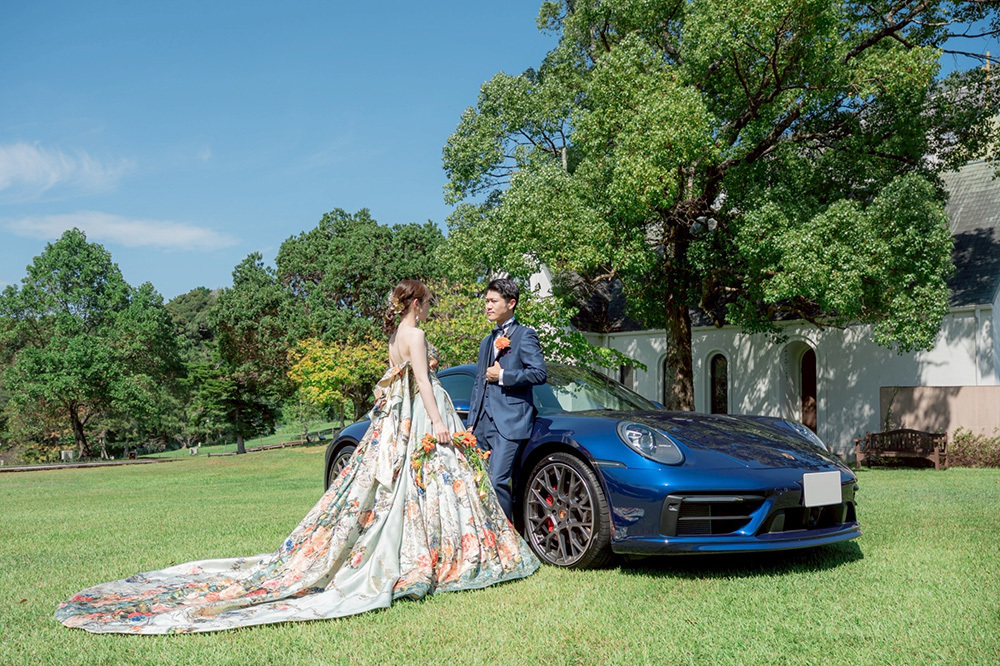 静岡フォトウエディングのフィーノスタイルで撮影した愛車と一緒の新郎新婦