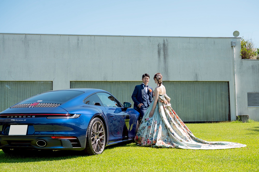 静岡フォトウエディングのフィーノスタイルで撮影した愛車と一緒の新郎新婦