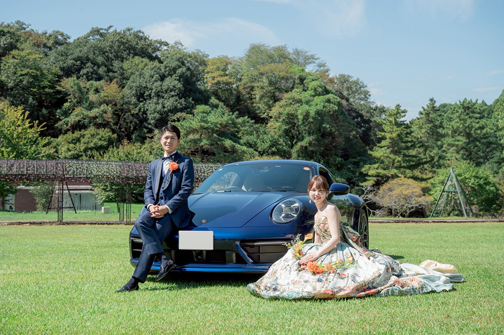 静岡フォトウエディングのフィーノスタイルで撮影した愛車と一緒の新郎新婦
