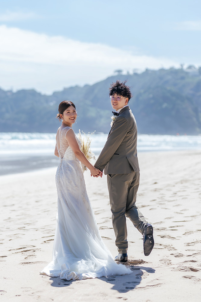 静岡フォトウエディングのフィーノスタイルで撮影した伊豆急ホテル・白浜海岸の新郎新婦