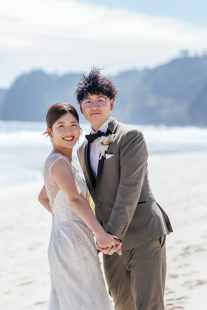 静岡フォトウエディングのフィーノスタイルで撮影した伊豆急ホテル・白浜海岸の新郎新婦