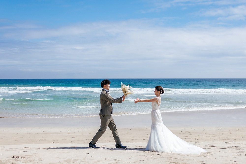 静岡フォトウエディングのフィーノスタイルで撮影した伊豆急ホテル・白浜海岸の新郎新婦