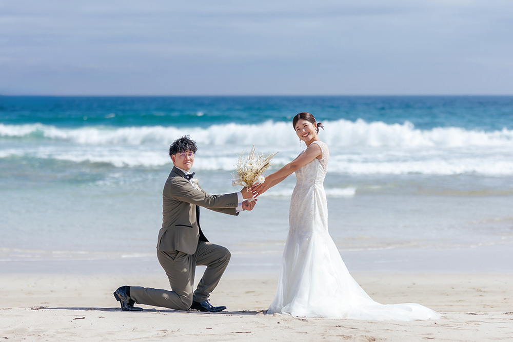 静岡フォトウエディングのフィーノスタイルで撮影した伊豆急ホテル・白浜海岸の新郎新婦