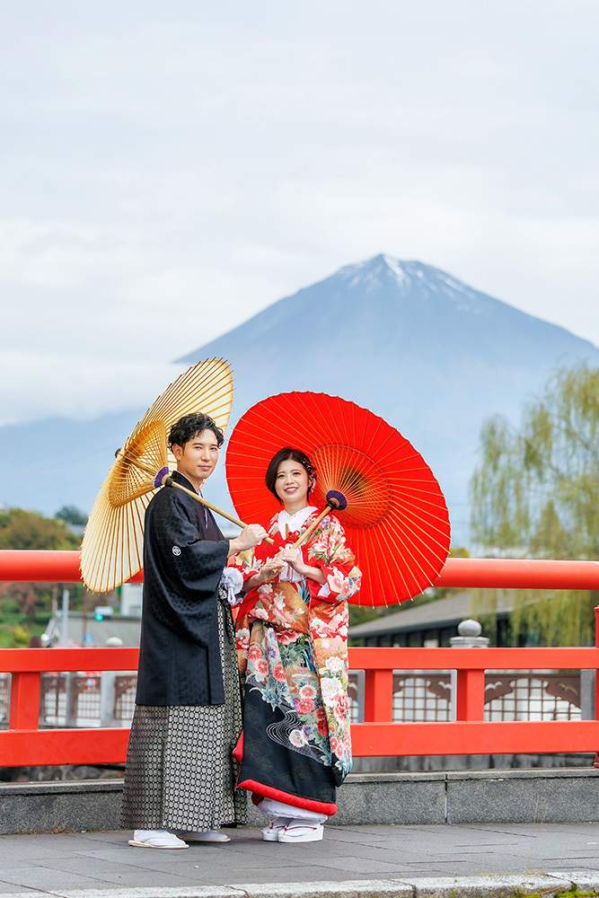 静岡フォトウエディングのフィーノスタイルで撮影した富士宮浅間大社の新郎新婦の記念写真撮影