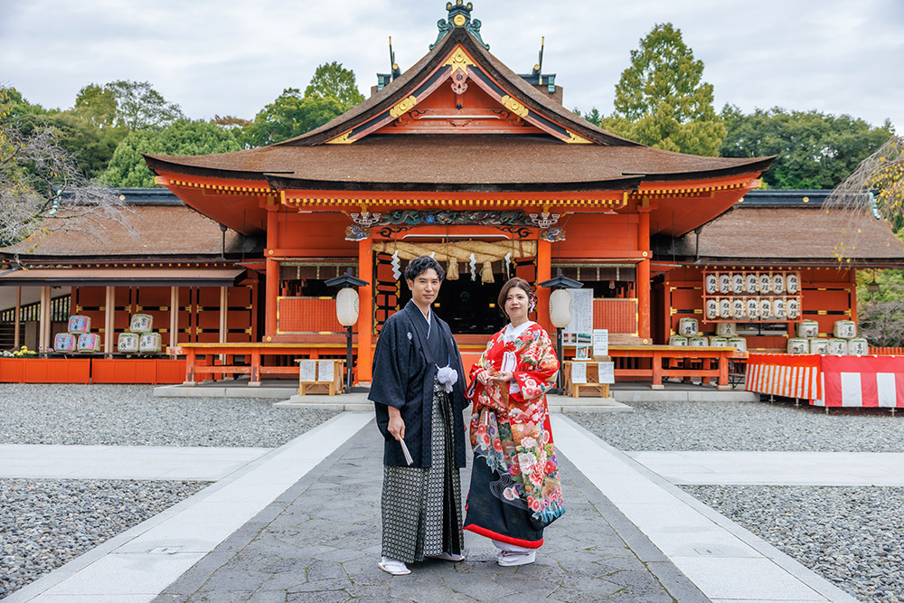 静岡フォトウエディングのフィーノスタイルで撮影した富士宮浅間大社の新郎新婦の記念写真撮影