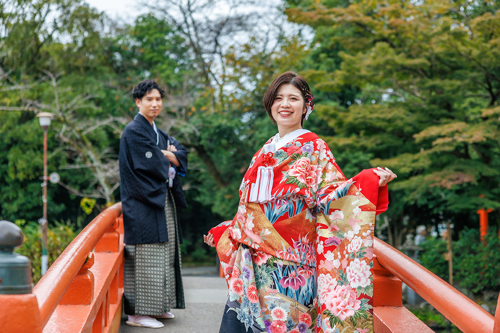 静岡フォトウエディングのフィーノスタイルで撮影した富士宮浅間大社の新郎新婦の記念写真撮影