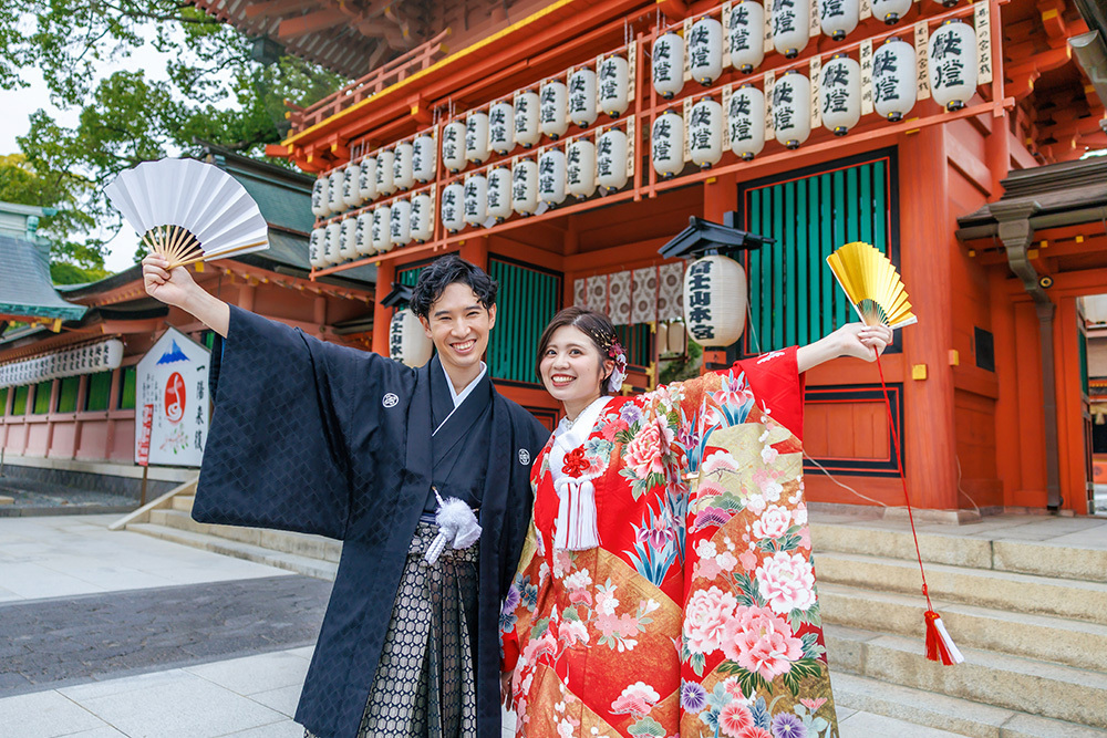 静岡フォトウエディングのフィーノスタイルで撮影した富士宮浅間大社の新郎新婦の記念写真撮影