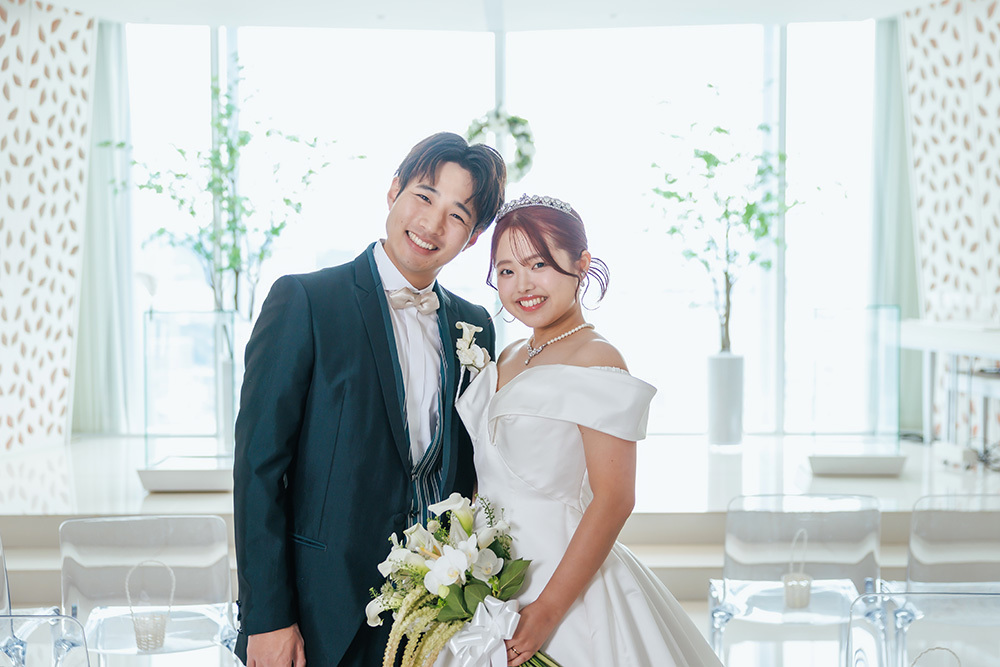 静岡フォトウエディングのフィーノスタイルで撮影したチャペルの新郎新婦のおしゃれなウエディングフォト