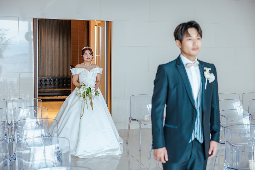 静岡フォトウエディングのフィーノスタイルで撮影したチャペルの新郎新婦のおしゃれなウエディングフォト