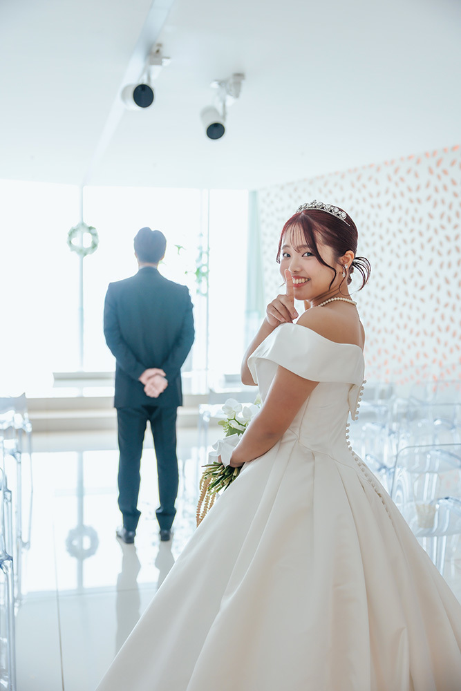 静岡フォトウエディングのフィーノスタイルで撮影したチャペルの新郎新婦のおしゃれなウエディングフォト