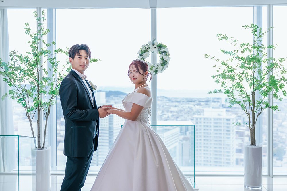 静岡フォトウエディングのフィーノスタイルで撮影したチャペルの新郎新婦のおしゃれなウエディングフォト