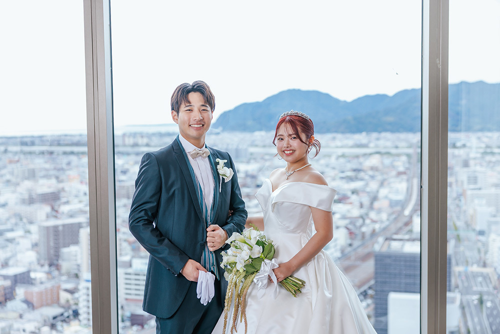 静岡フォトウエディングのフィーノスタイルで撮影したチャペルの新郎新婦のおしゃれなウエディングフォト