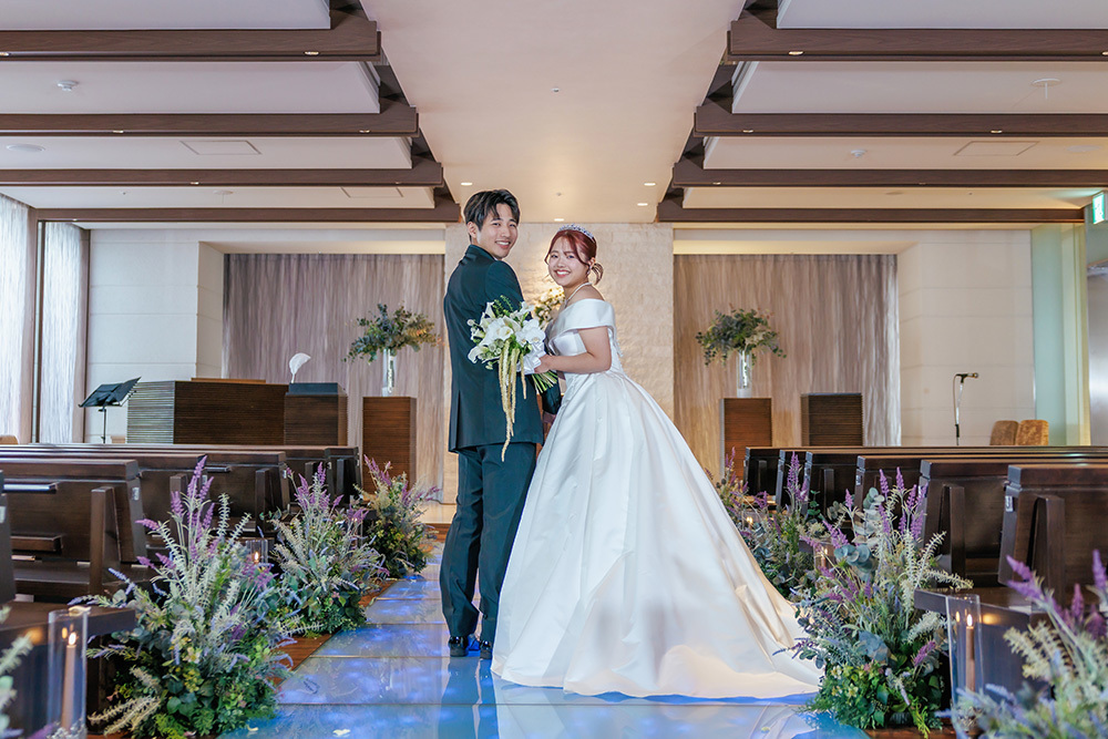 静岡フォトウエディングのフィーノスタイルで撮影したチャペルの新郎新婦のおしゃれなウエディングフォト