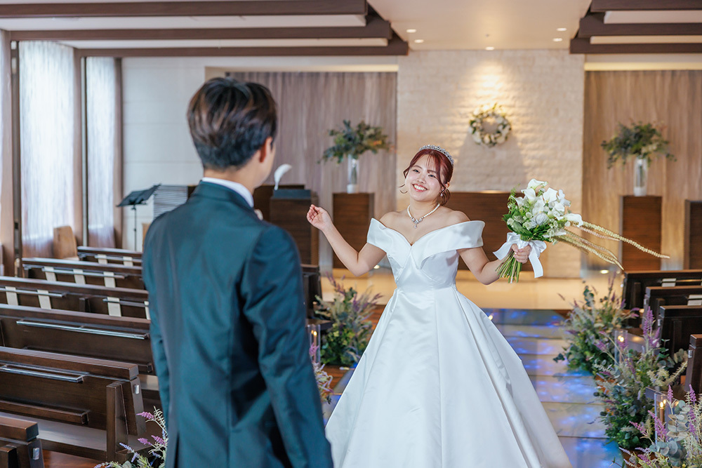 静岡フォトウエディングのフィーノスタイルで撮影したチャペルの新郎新婦のおしゃれなウエディングフォト