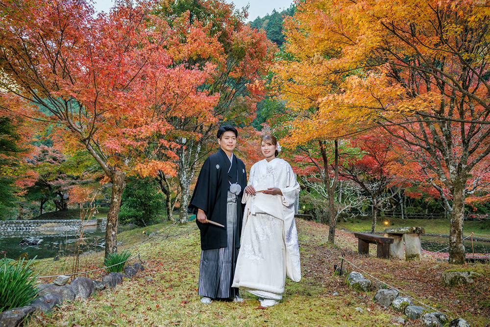 静岡フォトウエディングのフィーノスタイルで撮影した紅葉風景の新郎新婦の記念写真撮影