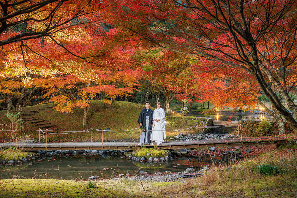 静岡フォトウエディングのフィーノスタイルで撮影した紅葉風景の新郎新婦の記念写真撮影
