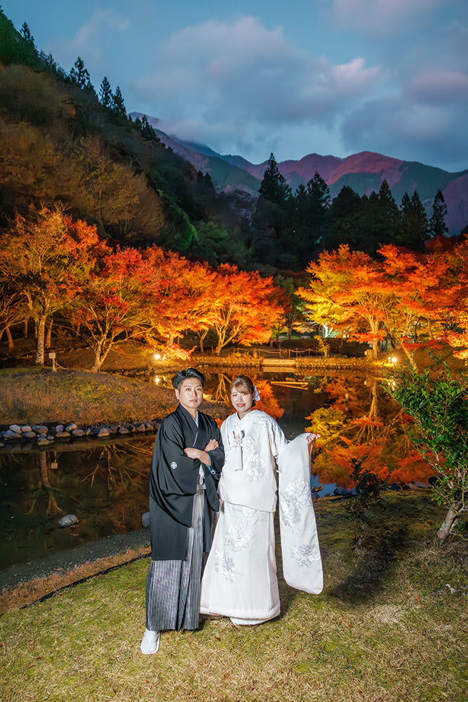 静岡フォトウエディングのフィーノスタイルで撮影した紅葉風景の新郎新婦の記念写真撮影
