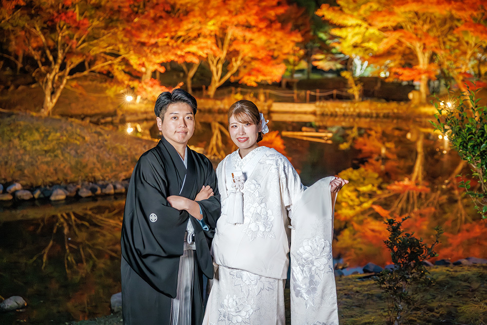 静岡フォトウエディングのフィーノスタイルで撮影した紅葉風景の新郎新婦の記念写真撮影