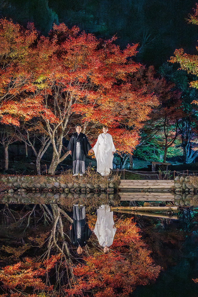 静岡フォトウエディングのフィーノスタイルで撮影した紅葉風景の新郎新婦の記念写真撮影