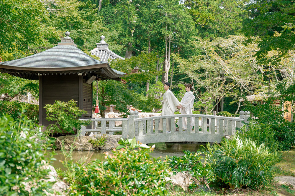 静岡フォトウエディングのフィーノスタイルで撮影した、法多山のフォトウエディングの新郎新婦