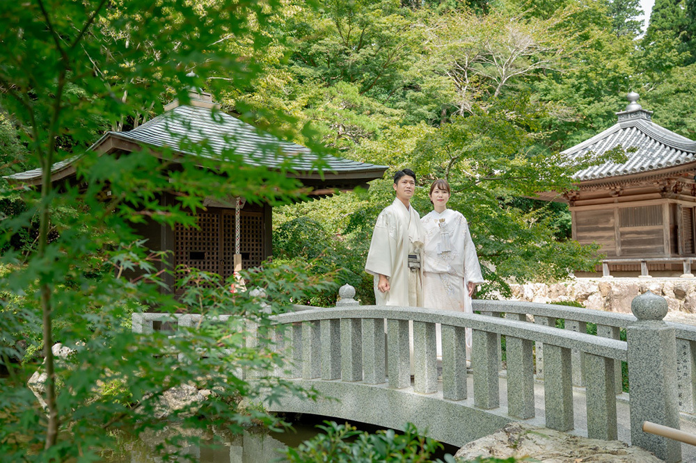 静岡フォトウエディングのフィーノスタイルで撮影した、法多山のフォトウエディングの新郎新婦