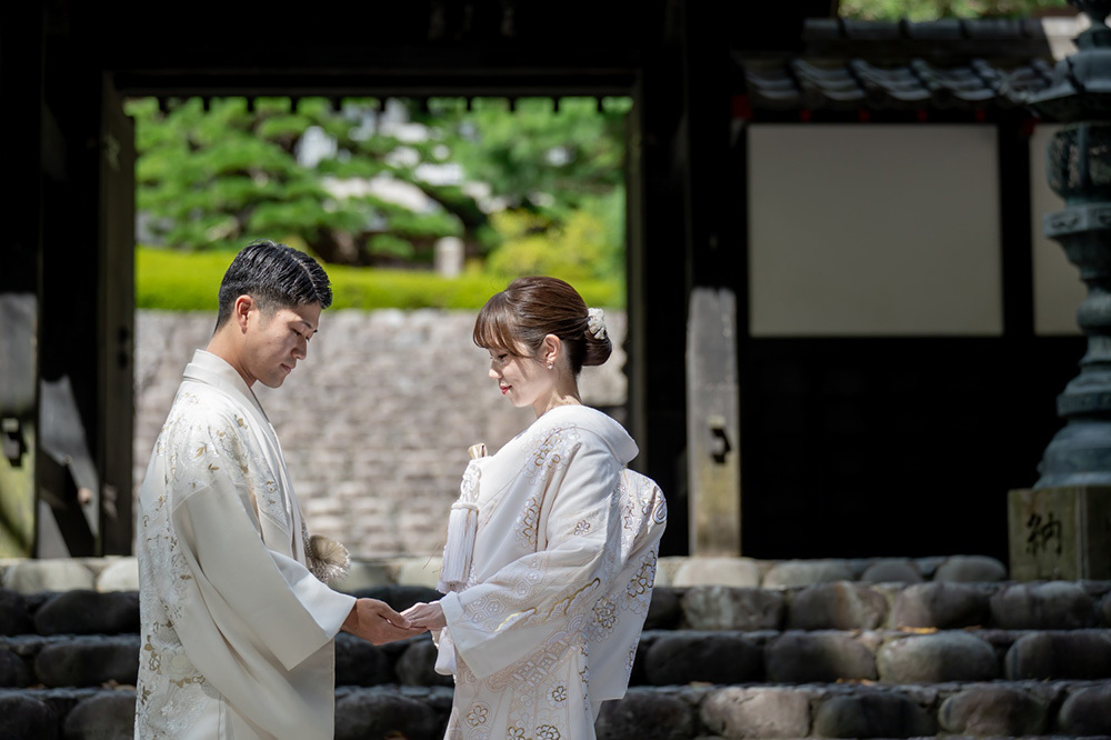 静岡フォトウエディングのフィーノスタイルで撮影した、法多山のフォトウエディングの新郎新婦