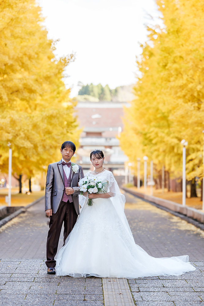 静岡フォトウエディングのフィーノスタイルで撮影した紅葉風景の新郎新婦の記念写真撮影