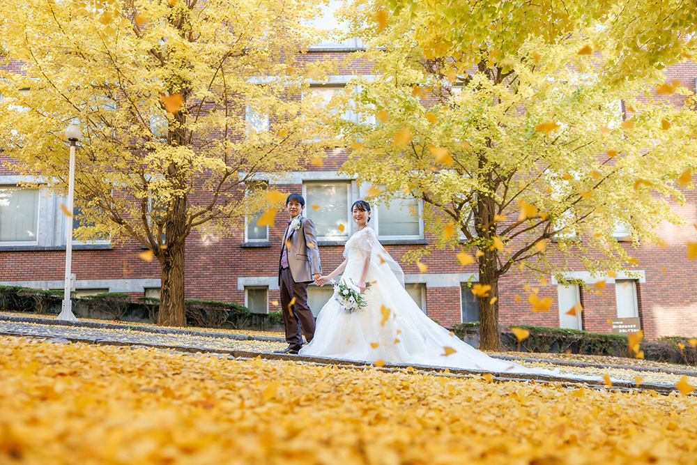 静岡フォトウエディングのフィーノスタイルで撮影した紅葉風景の新郎新婦の記念写真撮影