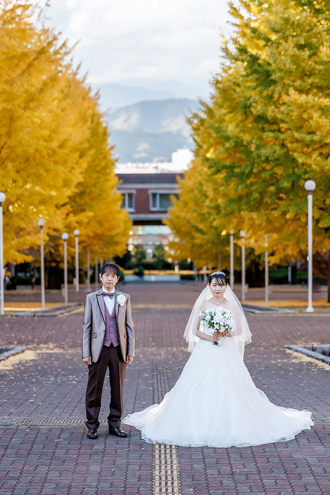 静岡フォトウエディングのフィーノスタイルで撮影した紅葉風景の新郎新婦の記念写真撮影