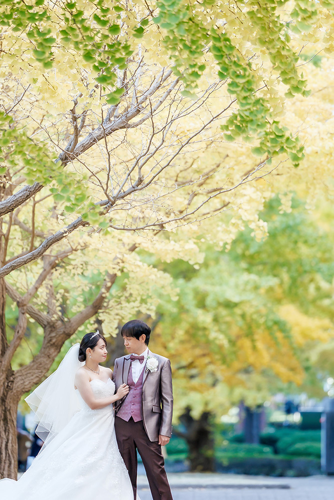 静岡フォトウエディングのフィーノスタイルで撮影した紅葉風景の新郎新婦の記念写真撮影