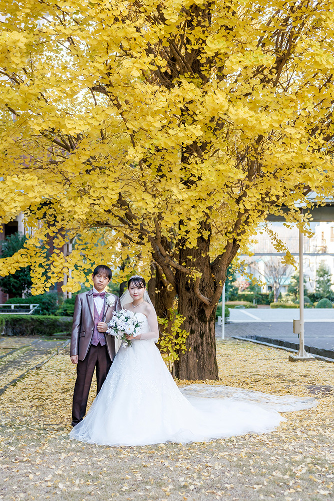 静岡フォトウエディングのフィーノスタイルで撮影した紅葉風景の新郎新婦の記念写真撮影