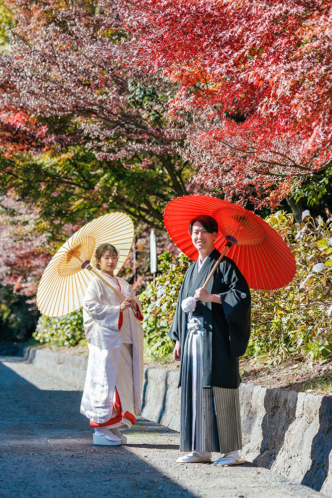 静岡フォトウエディングのフィーノスタイルで撮影した紅葉風景の新郎新婦の記念写真撮影