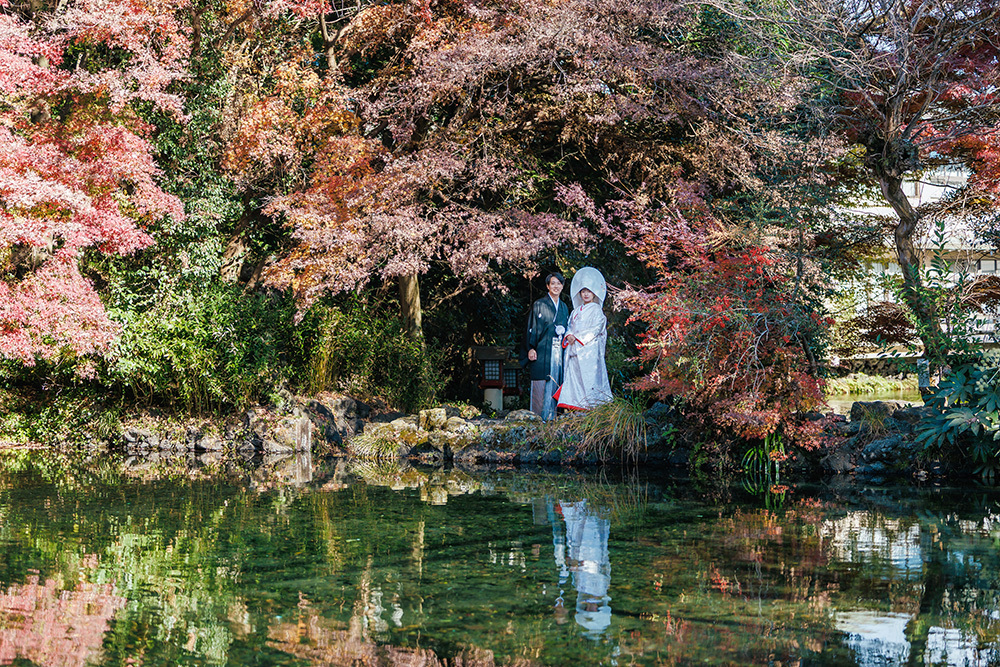 静岡フォトウエディングのフィーノスタイルで撮影した紅葉風景の新郎新婦の記念写真撮影