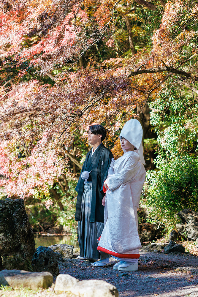 静岡フォトウエディングのフィーノスタイルで撮影した紅葉風景の新郎新婦の記念写真撮影