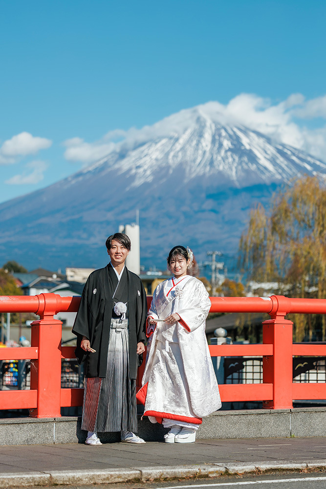 静岡フォトウエディングのフィーノスタイルで撮影した富士宮浅間大社の新郎新婦の記念写真撮影