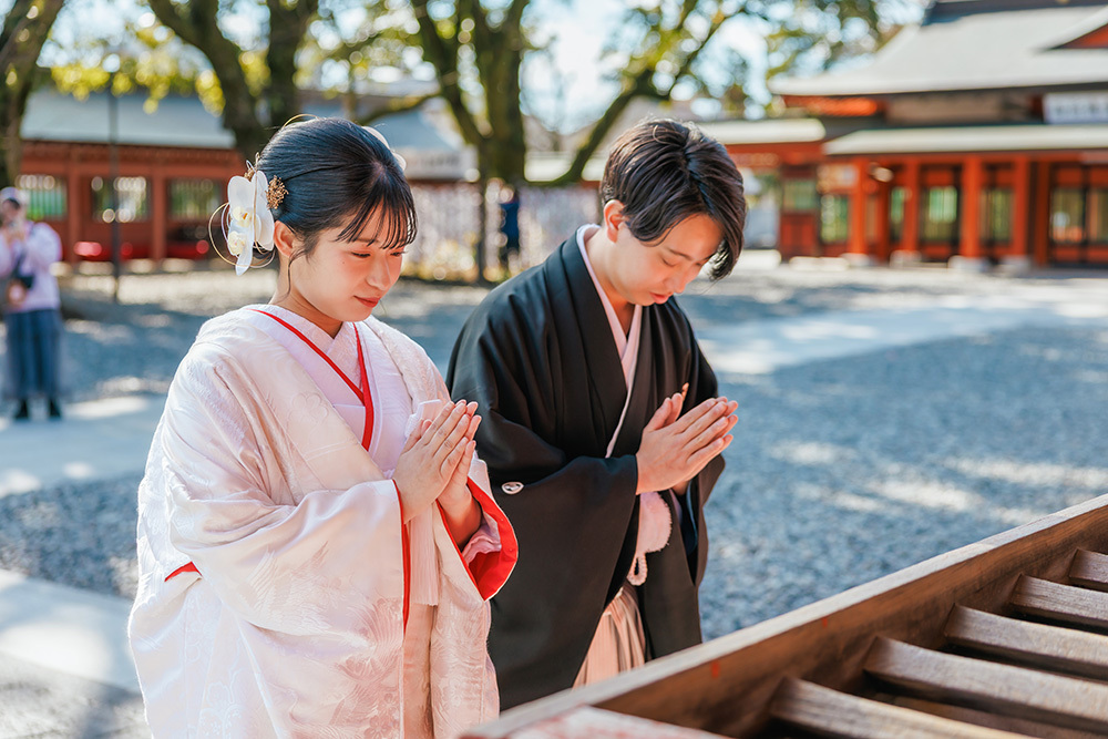 静岡フォトウエディングのフィーノスタイルで撮影した富士宮浅間大社の新郎新婦の記念写真撮影