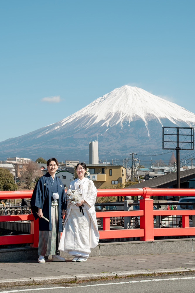 静岡フォトウエディングのフィーノスタイルで撮影した富士宮浅間大社の新郎新婦の記念写真撮影